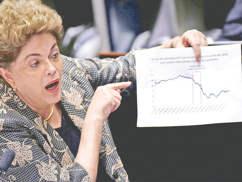 روسيف خلال الجلسة الختامية للتصويت على إقالتها في برازيليا أمس الأول (رويترز)