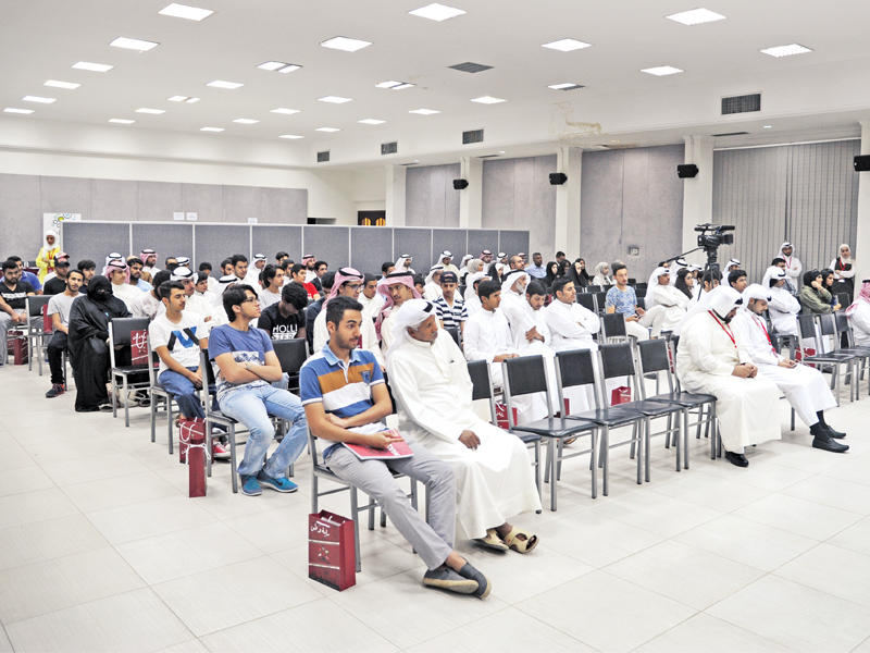 جانب من الحضور في اللقاء التنويري (تصوير عوض التعمري)