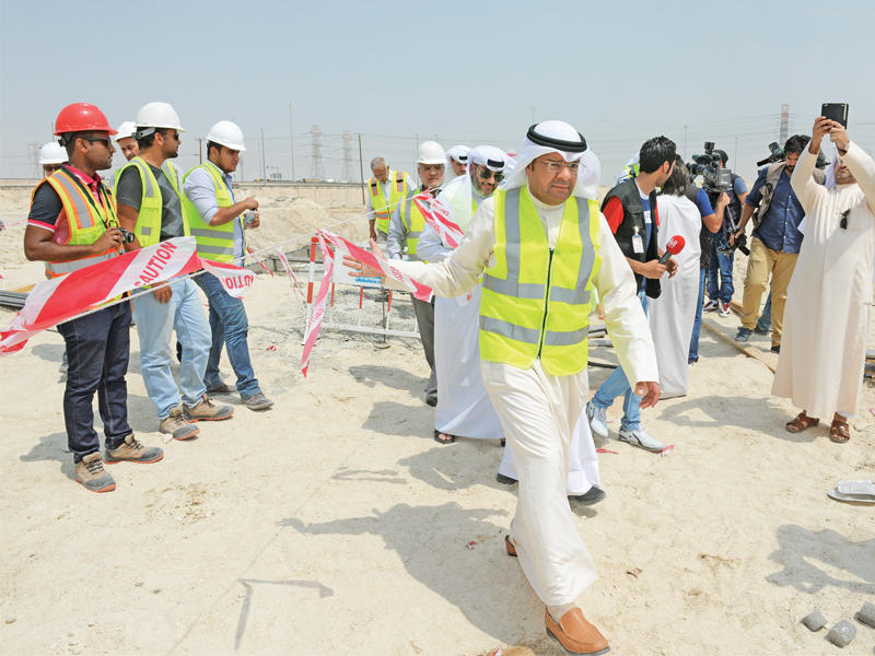 الناشي مترئساً الجولة الإسكانية أمس (تصوير نوفل إبراهيم)
