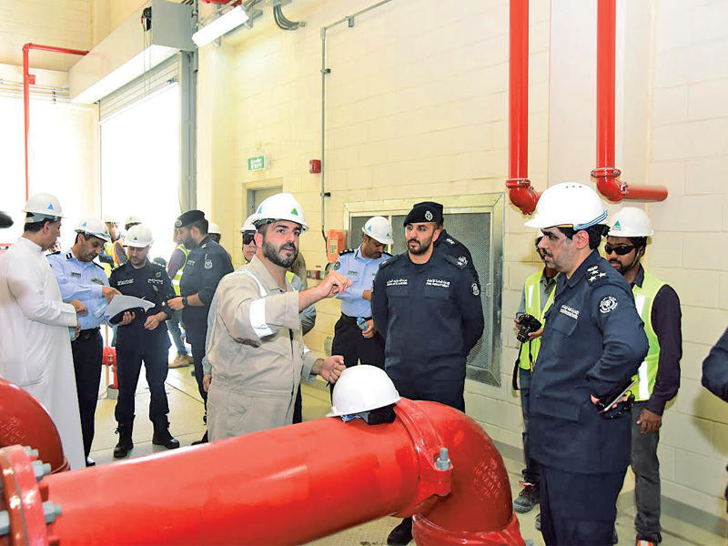 عبدالله يستمع لشرح عن إجراءات السلامة في «الزور الشمالية»