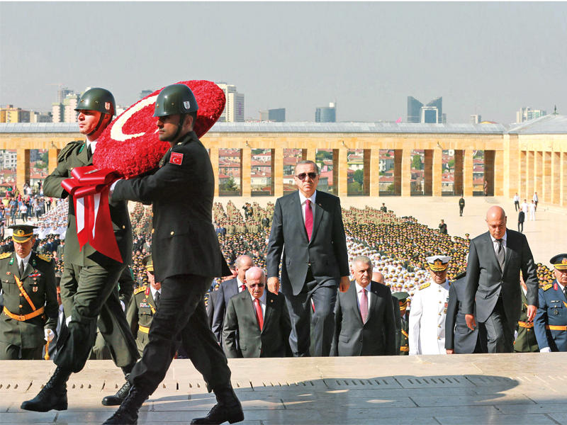 رئيس تركيا رجب طيب إردوغان يستعد لوضع الزهور على ضريح أتاتورك بمناسبة الذكرى الـ 94 ليوم النصر في أنقرة أمس (أ ف ب)