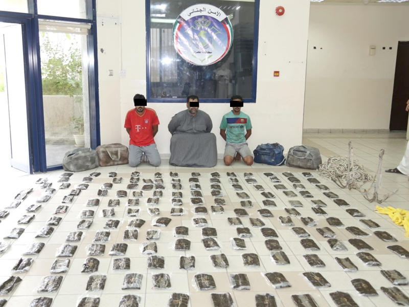 المتهمون وأمامهم المخدرات (تصور نوفل إبراهيم)