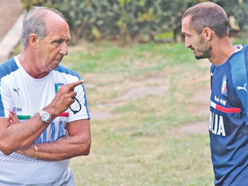 كيليني مدافع المنتخب الإيطالي والمدرب فينتورا