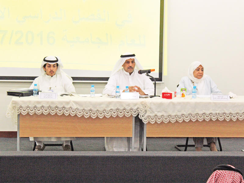 العتيبي متحدثاً في اللقاء التنويري