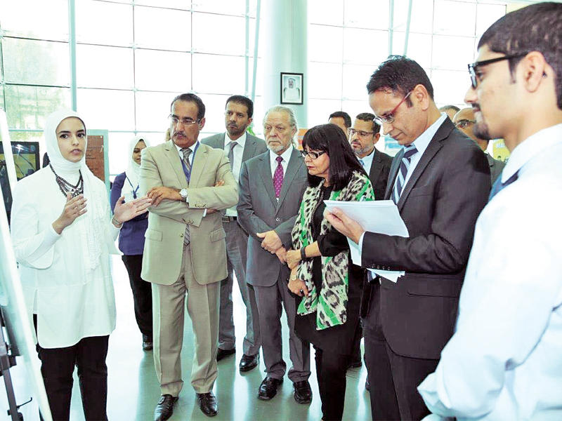 الدويري يستمع لشرح من إحدى الطالبات خلال الفعالية