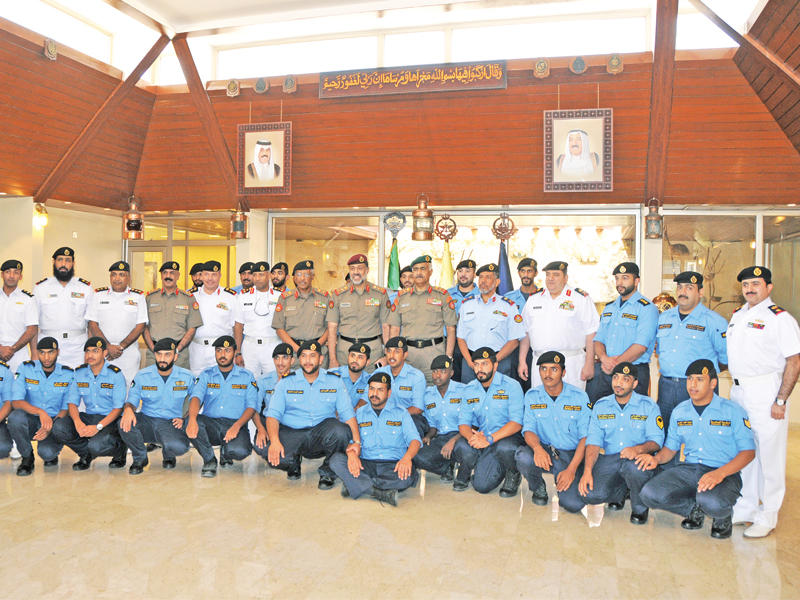 الخضر والنواف مع ضباط القوى البحرية