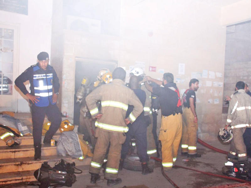 جانب من عملية إخماد الحريق