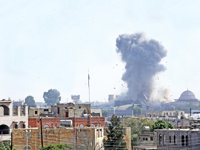 سحابة دخان تتصاعد عقب قصف مقاتلات التحالف لموقع عسكري تابع للحوثيين في صنعاء أمس (إي بي أيه)