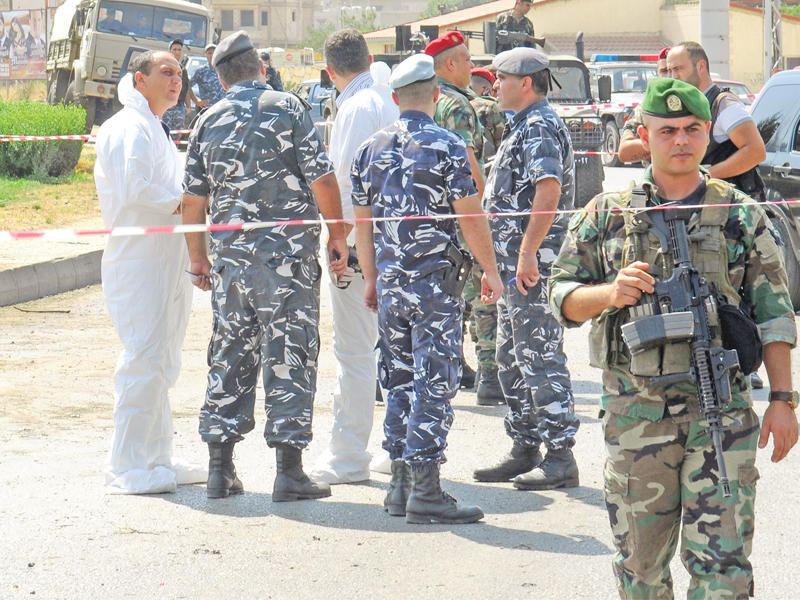 الجيش اللبناني يطوق موقع الانفجار على مدخل زحلة أمس (رويترز)