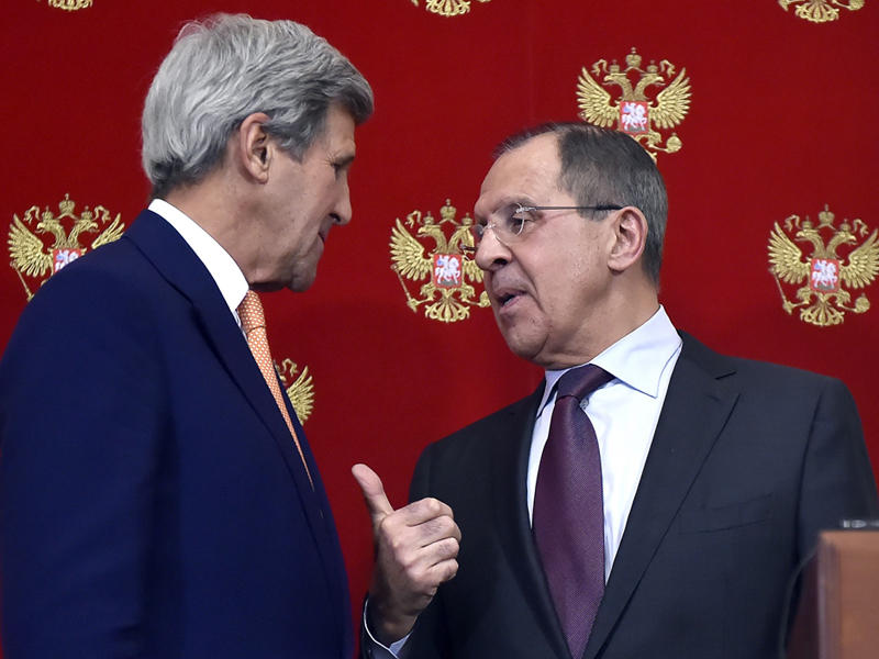 حديث جانبي بين لافروف وكيري في لقاء سابق (ارشيف)