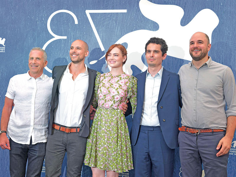  إيما ستون تتوسط فريق عمل فيلم «la la land»