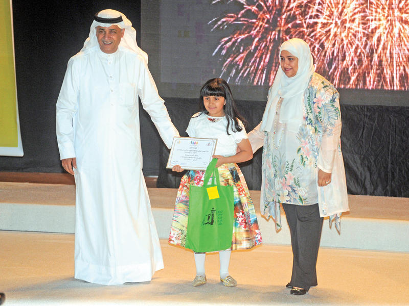 اليوحة يكرم إحدى المشاركات في المهرجان