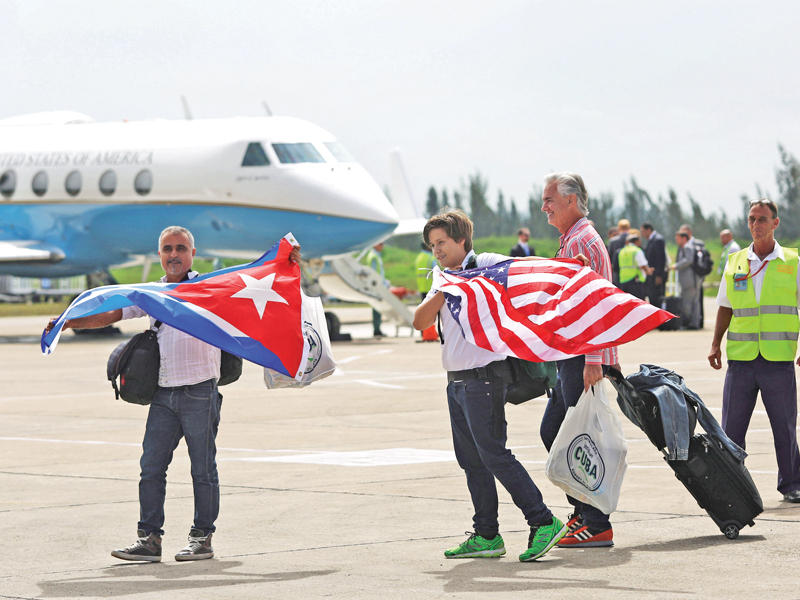 وصول ركاب طائرة شركة «جت بلو» أمس الأول إلى مطار أبل سانتا ماريا في أول رحلة تجارية مباشرة بين الولايات المتحدة وكوبا منذ أكثر من 50 عاماً (رويترز)