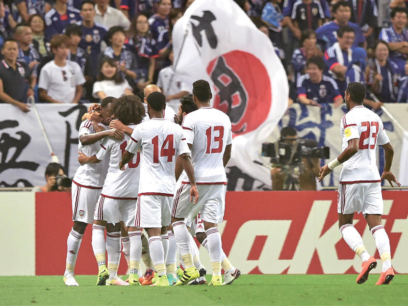 فرحة لاعبي المنتخب الإماراتي بهدف أحمد خليل