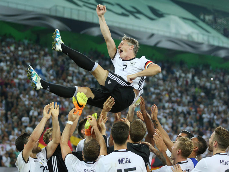 لاعبو المنتخب الألماني يودعون شفاينشتايغر على طريقتهم الخاصة