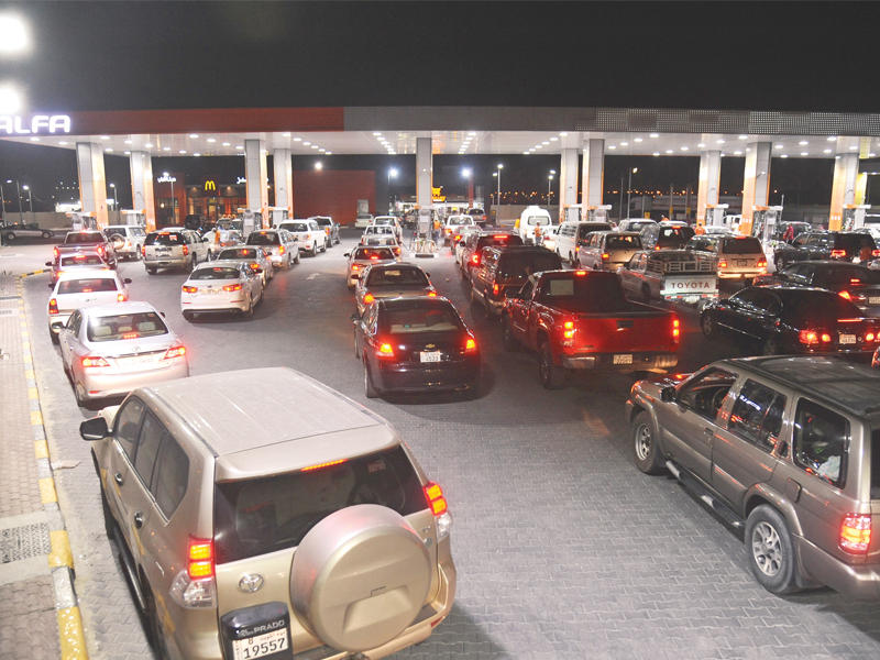 ذروة الازدحام في محطات الوقود قبل تعديل اسعار البنزين منتصف ليل امس الأولn