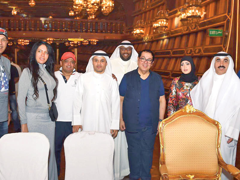 يوسف مصطفى مع فريق العمل 