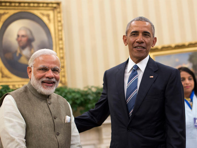 رئيس وزراء الهند نارندرا مودي يتحدث مع الرئيس الأميركي باراك أوباما