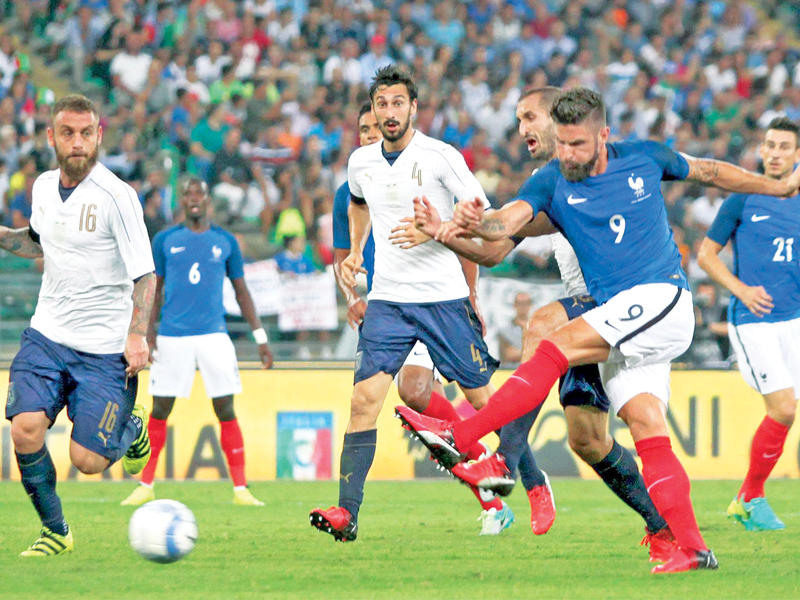 جيرو نجم المنتخب الفرنسي يسدد الكرة التي جاء منها الهدف الثاني