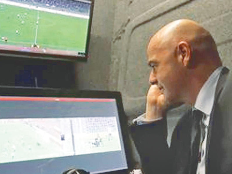 إنفانتينو يتابع إحدى لقطات مباراة إيطاليا وفرنسا