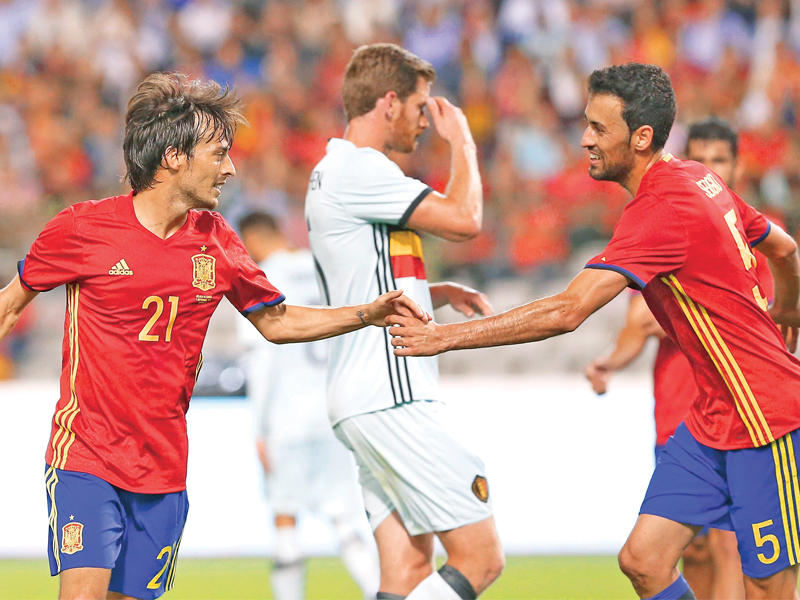 سيلفا نجم المنتخب الإسباني يحتفل بعد إحرازه هدفاً في مرمى بلجيكا