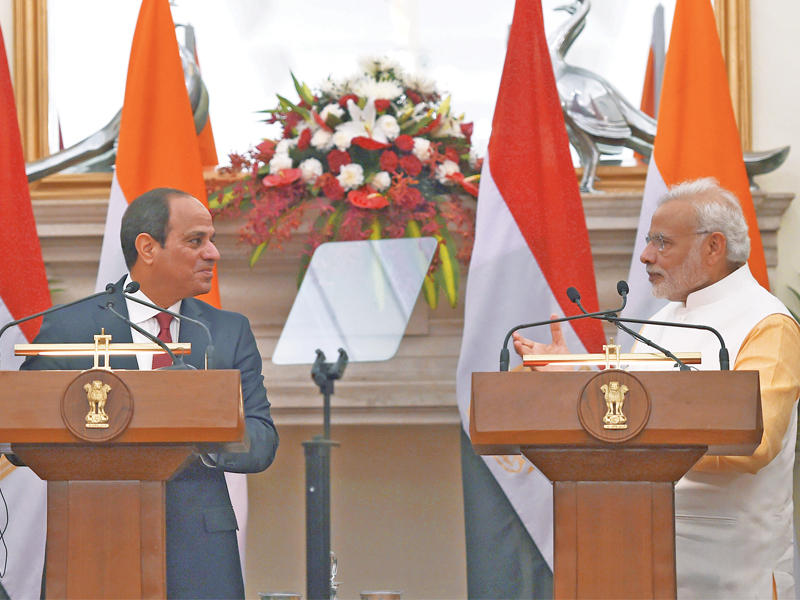 السيسي ومودي خلال مؤتمرهما الصحافي في دلهي أمس  (أ ف ب)