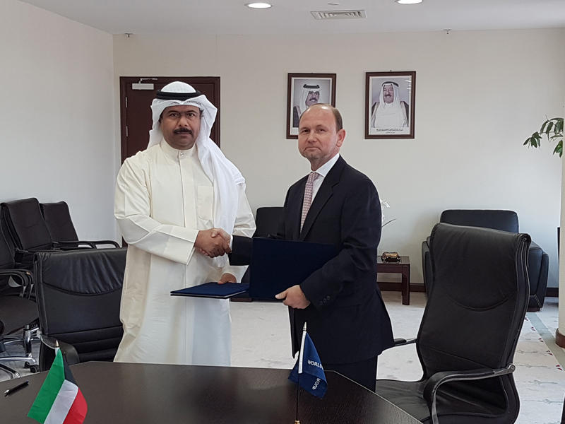 الصانع ورعد خلال توقيع الاتفاقية