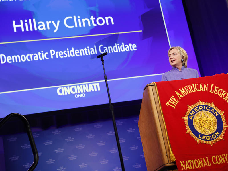 كلينتون تتحدث خلال تجمع انتخابي في اوهايو