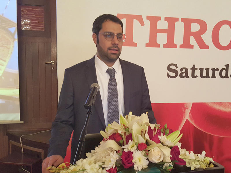 رئيس وحدة أمراض الدم والروماتيزم في مستشفى مبارك الكبير الدكتور عقيل المهنا متحدثا خلال المؤتمر