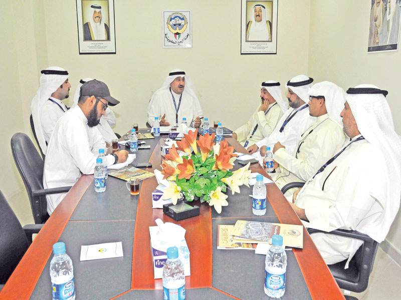 الأذينة مترئساً الاجتماع 