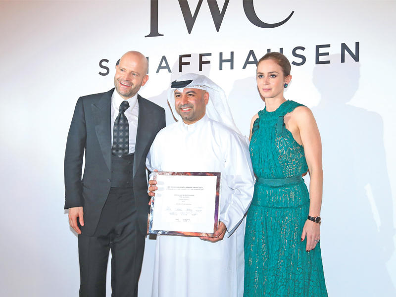 بوشهري متسلماً الجائزة من بلانت وفوستر