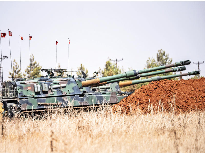 مدفعية تركية تمهد لدخول دبابات الجيش الأراضي السورية أمس الأول(أ ف ب)