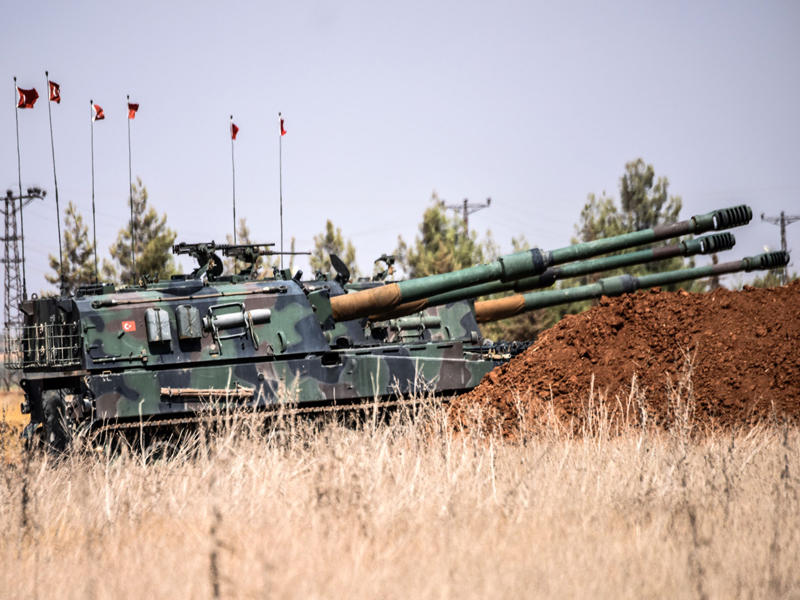 دبابة تركية متمركزة على الحدود مع سورية