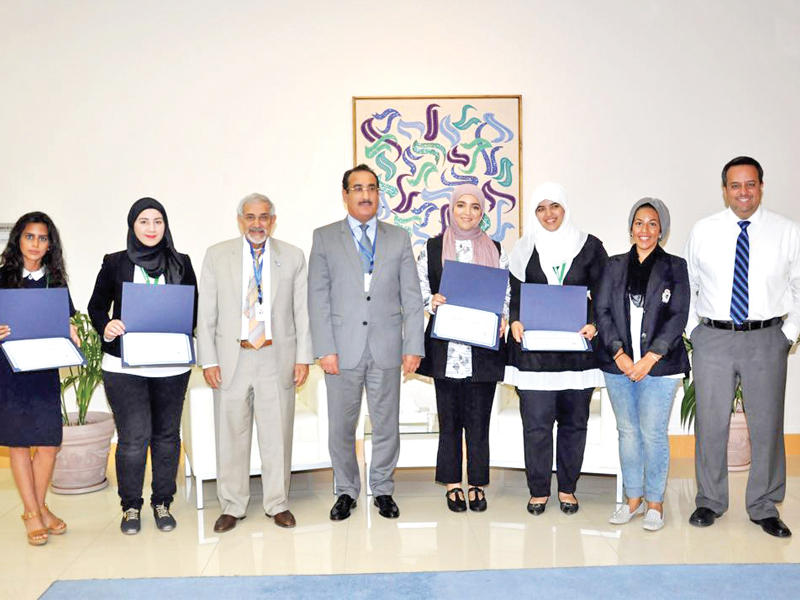 الساير والدويري يتوسطان الطلبة المشاركين في البرنامج