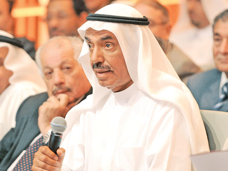 محمد الشارخ متحدثاً في إحدى المناسبات