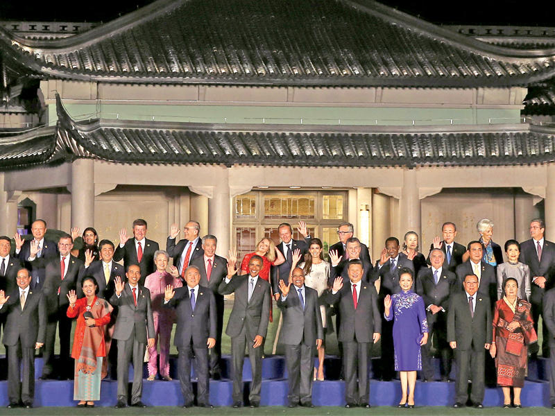 ممثلو الدول الأعضاء في قمة العشرين والدول المدعوة إلى الاجتماع في صورة تذكارية في مدينة هانغشو الصينية أمس (رويترز)