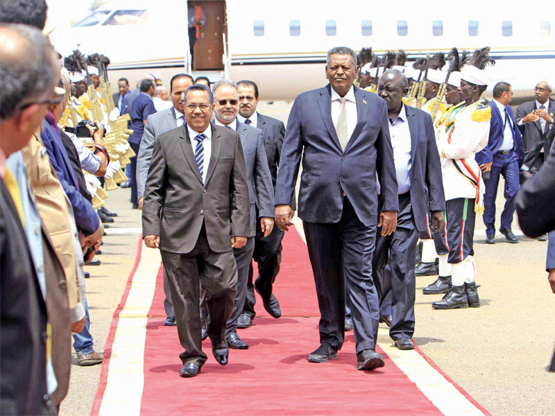 نائب الرئيس السوداني بكري صالح مستقبلا بن دغر لدى وصوله إلى الخرطوم أمس (إي بي أيه)