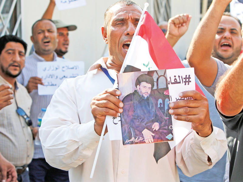 مؤيدون للصدر خلال اعتصامهم في مدينة الصدر ببغداد أمس  (رويترز)