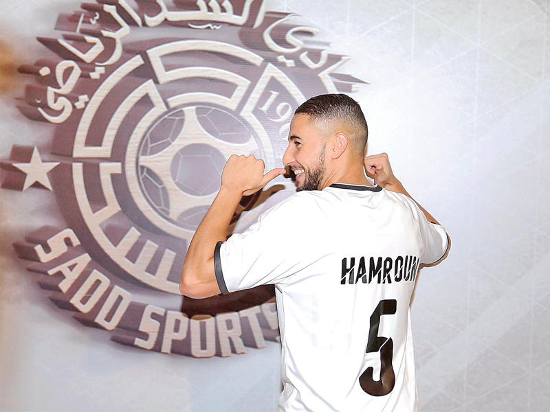 يوغرطة حمرون يشير إلى اسمه ورقمه على قميص السد