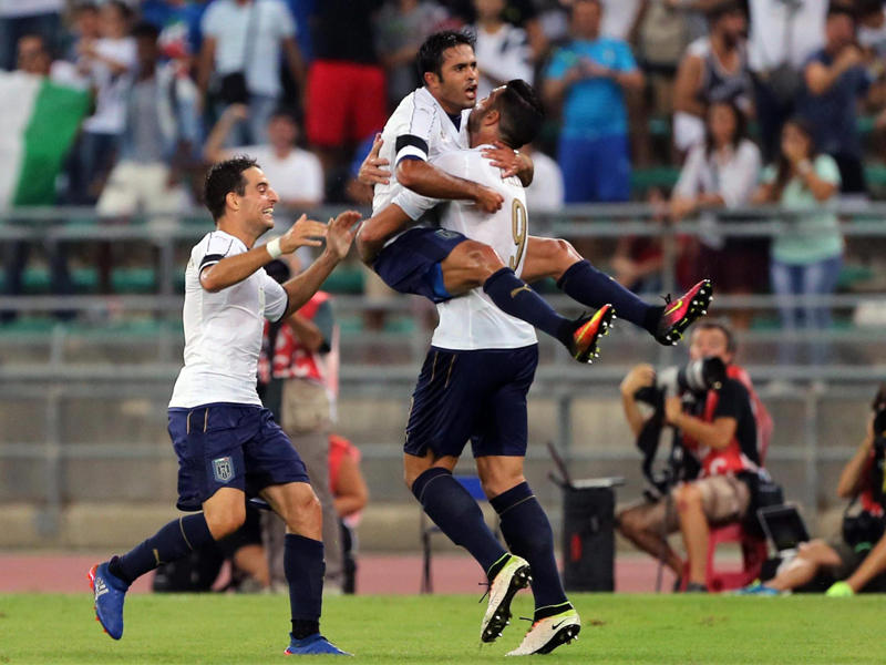 لاعبو المنتخب الإيطالي خلال المباراة الماضية أمام فرنسا