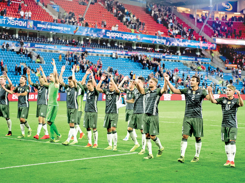 لاعبو المنتخب الألماني يحتفلون بعد الفوز على النرويج
