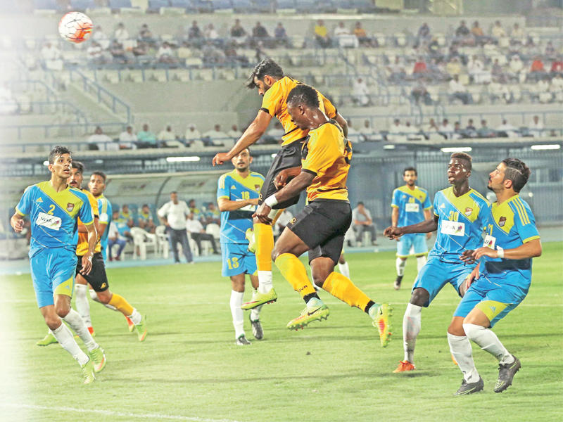 رأسية لأحمد الرياحي على مرمى الساحل (تصوير جورج ريجي)