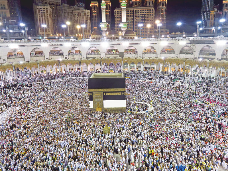 مسلمون يطوفون حول الكعبة في مكة المكرمة أمس الأولt(رويترز)