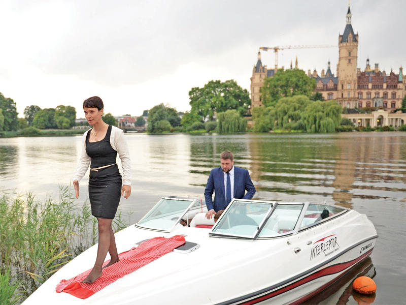 زعيمة حزب البديل من أجل المانيا اليميني الشعبوي فراوكه بيتري تصل أمس الأول على متن مركب الى مدينة شفيرين شمال شرق ألمانيا للاحتفال بالنتيجة التي حققها حزبها في الانتخابات المحليةttttttt        (د ب أ)  