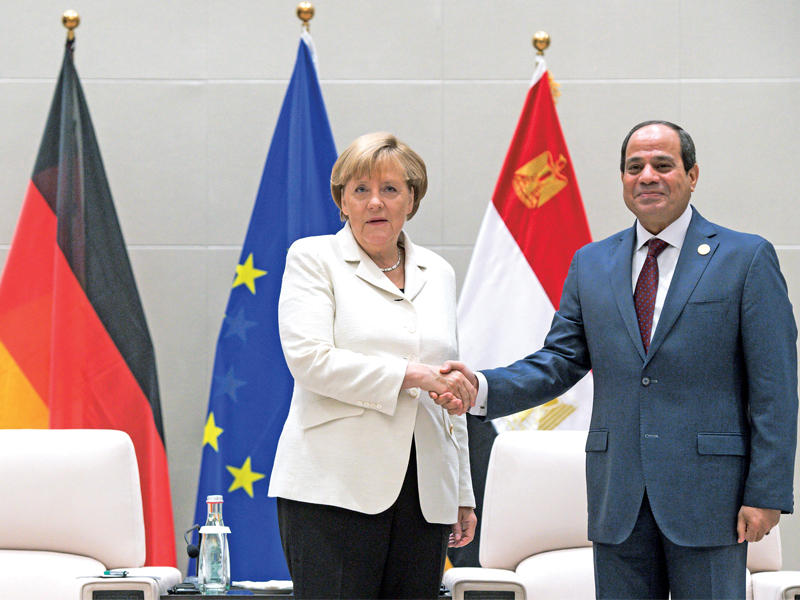 السيسي ملتقياً المستشارة الألمانية أنجيلا ميركل خلال مشاركته كضيف شرف في قمة العشرين بمدينة هانغشو (أي بي أيه)