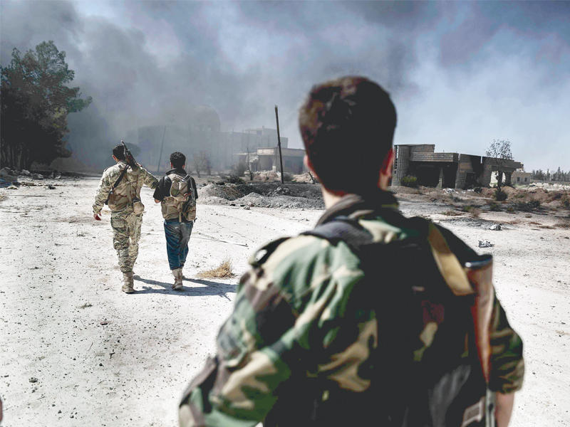 مقاتلون من «جيش الإسلام» ينتشرون في قرية تل سيوان بدوما أمس الأول (أ ف ب)