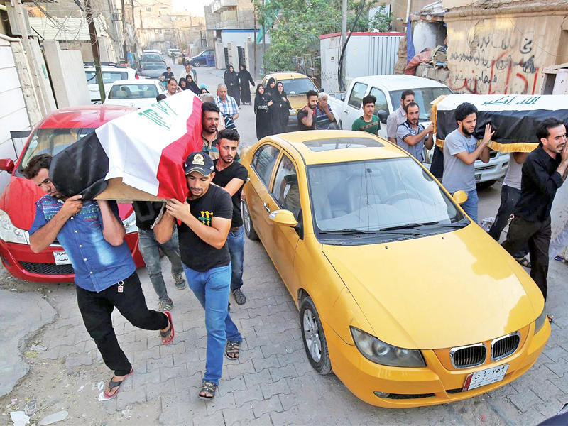 عراقيون يشاركون أمس في تشييع قتيلين سقطا في تفجير الكرادة 