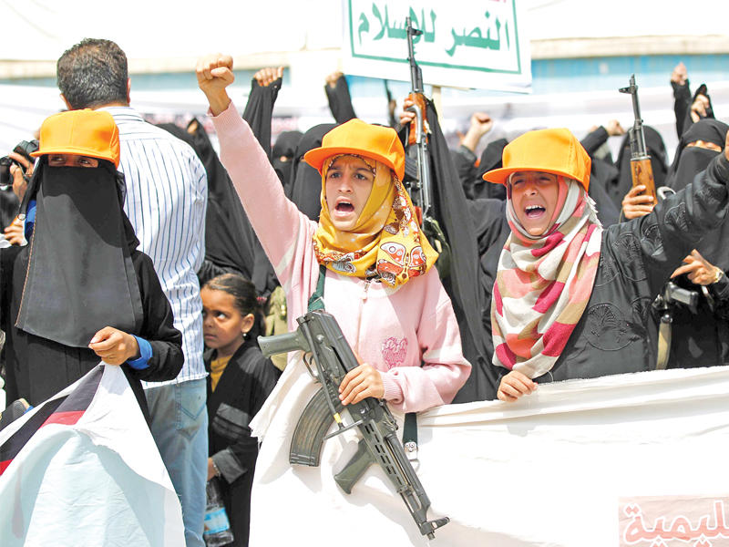 يمنيات من أتباع «أنصار الله» يتظاهرن في صنعاء أمس   (أ ف ب)