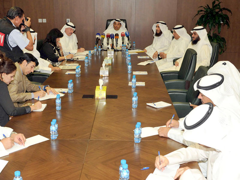 الوزير الصانع متحدثا خلال المؤتمر الصحافي 