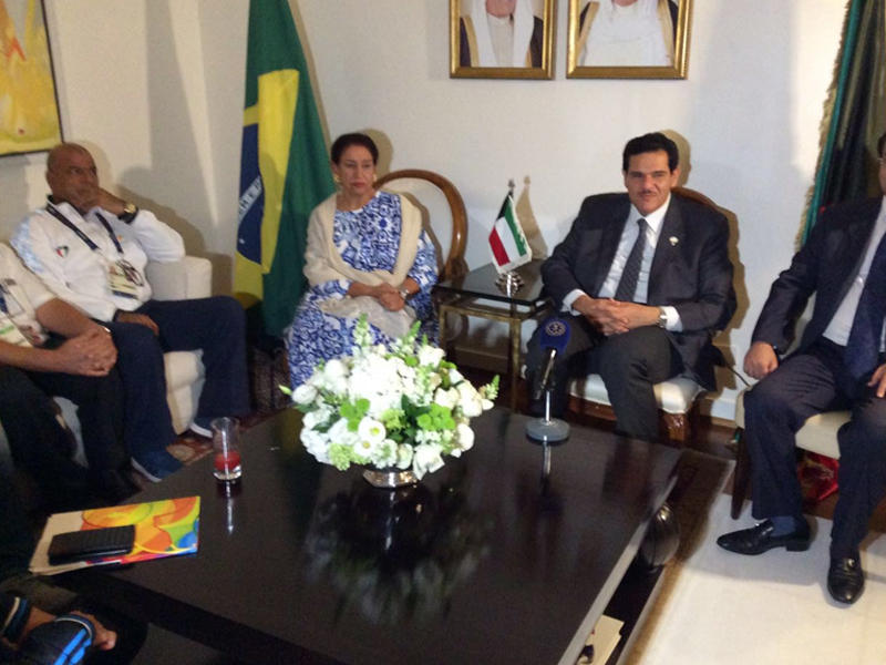  الشيخ سلمان الحمود والشيخة شيخة العبدالله والسفير عيادة السعيدي خلال اللقاء برئيس واعضاء ولاعبي وفد النادي الكويتي الرياضي للمعاقين في ريو دي جانيرو 